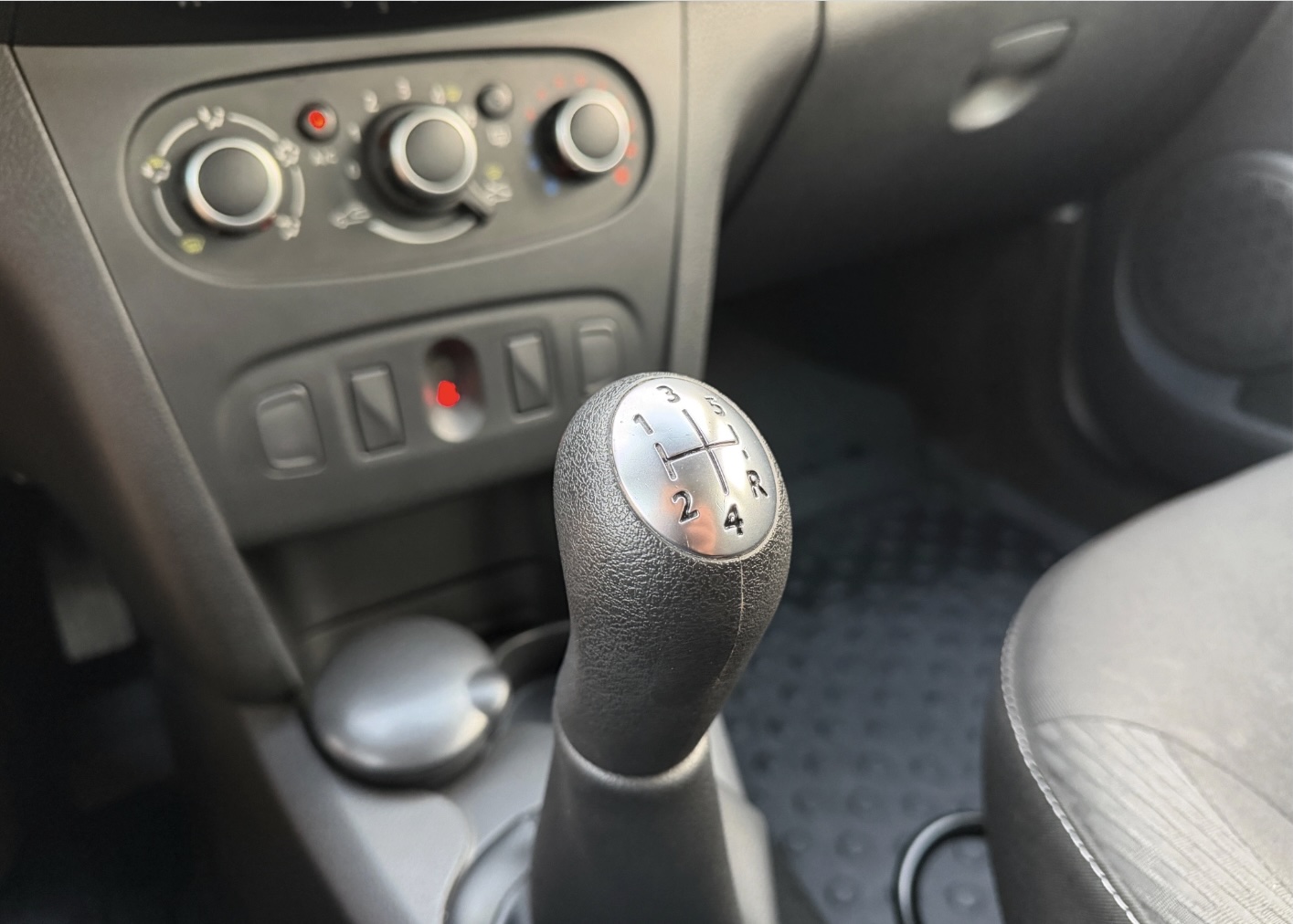 Dacia Logan 1.5 Blue dCi Laureate - Imagine 15