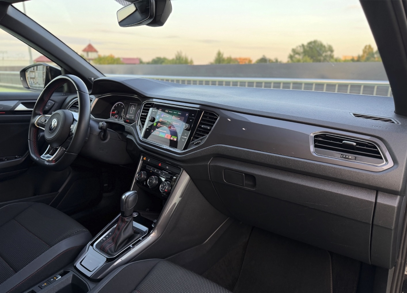 Volkswagen T-Roc 1.5 TSI DSG Sport - Imagine 23